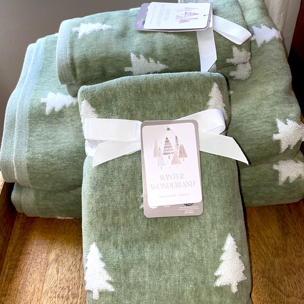🌲Holiday Bath Towel Set 🌲 NWT! Perfect for the entire winter season ❄️ - Picture 4 of 15